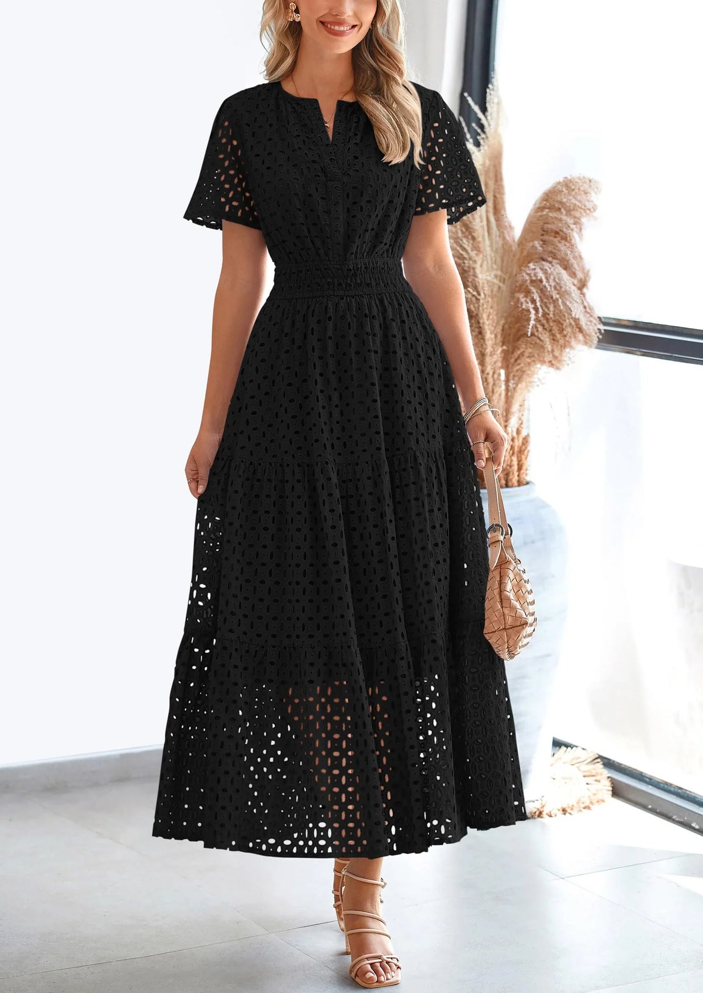 Alice - Elegant sommarklänning med hålbroderier