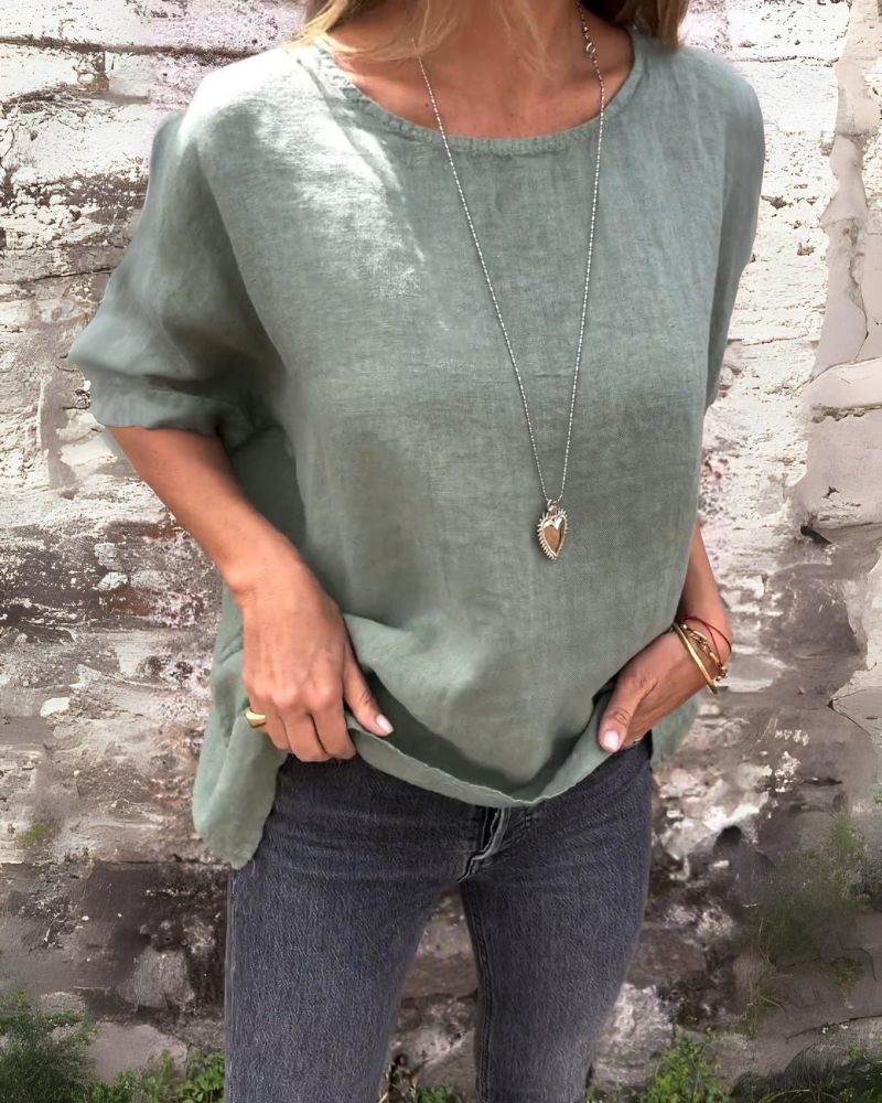 Lisa - Essential T-Shirt