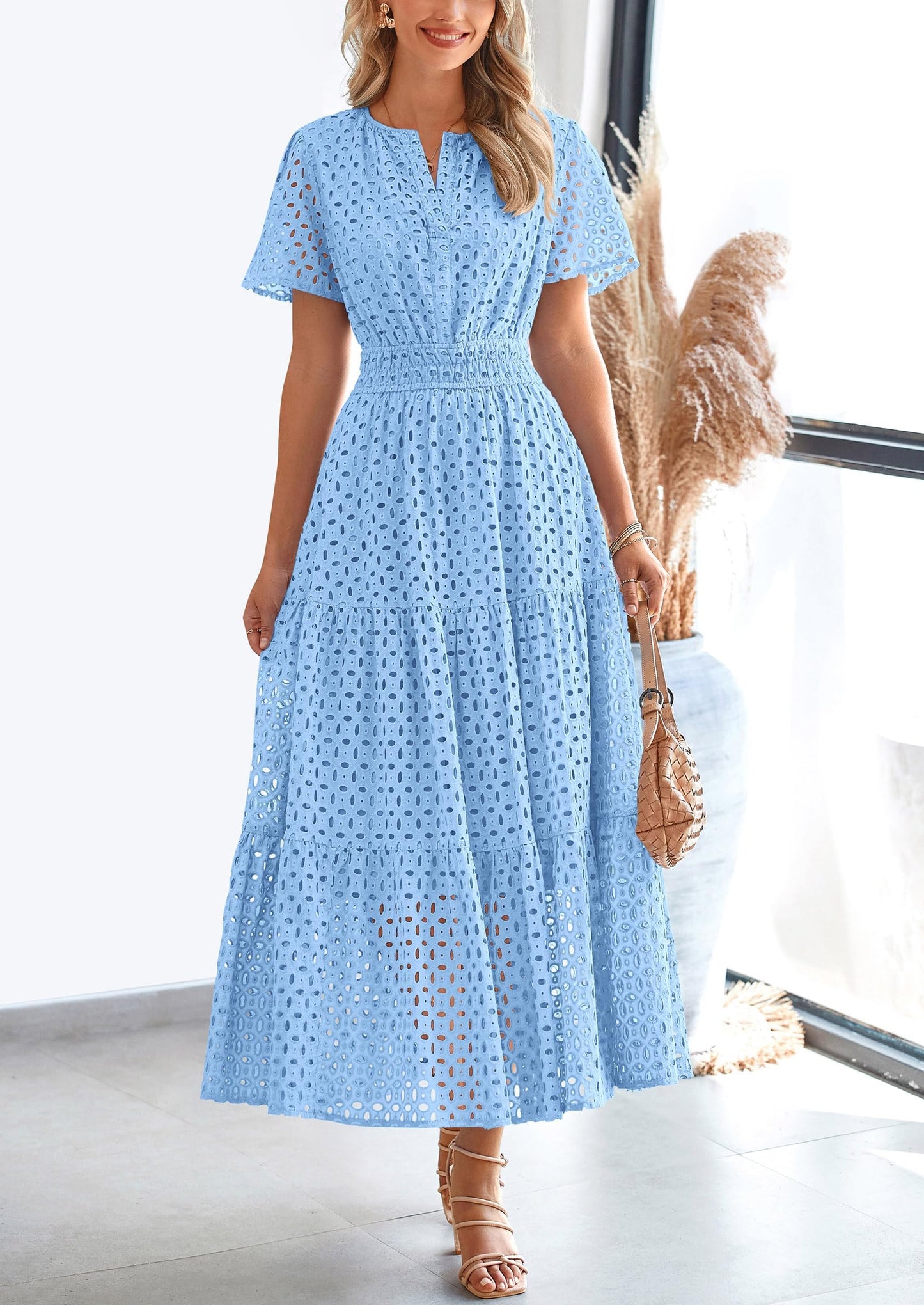 Alice - Elegant sommarklänning med hålbroderier