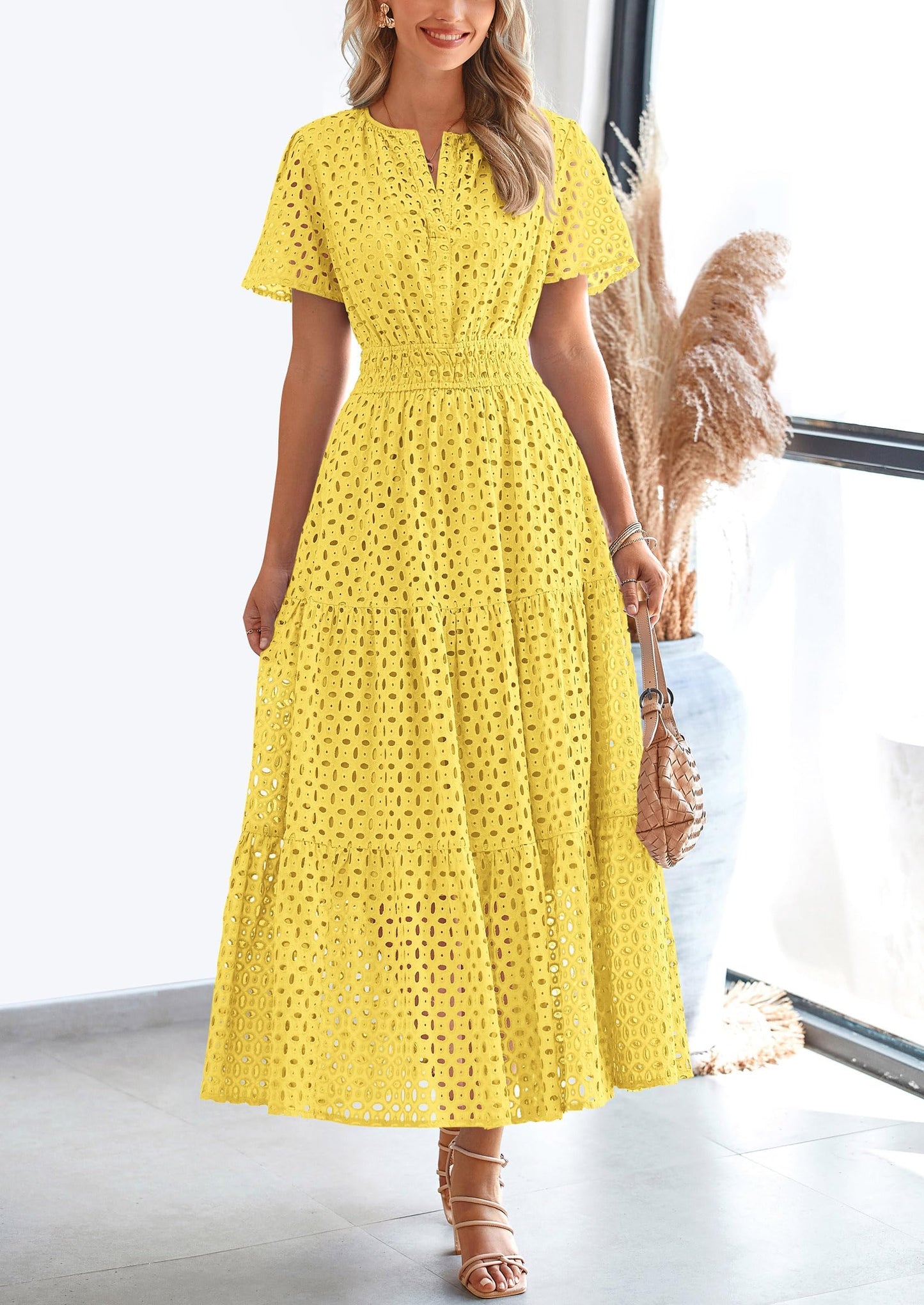 Alice - Elegant sommarklänning med hålbroderier