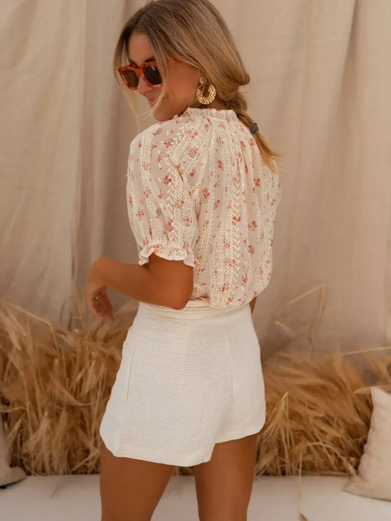 Alva – Blommig blus med sommarcharm