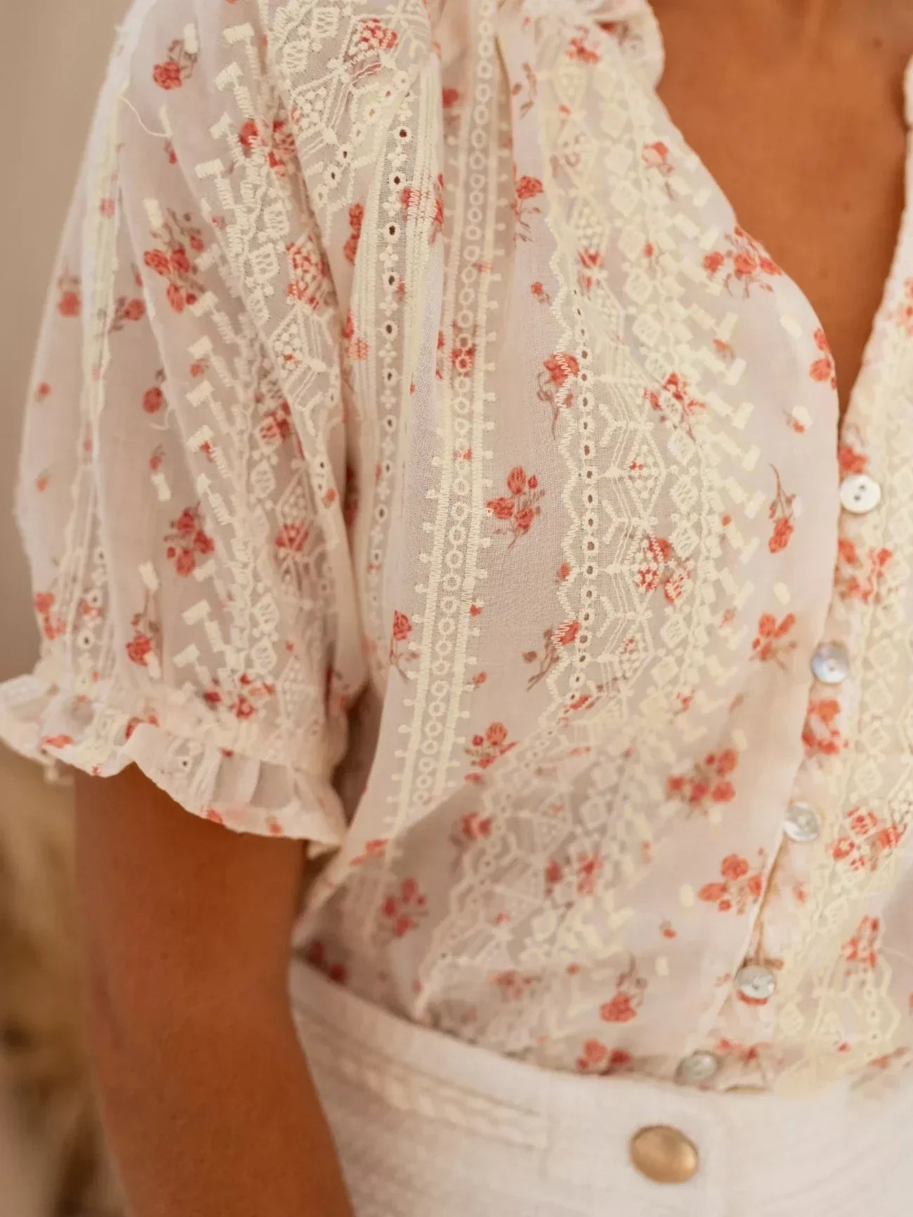 Alva – Blommig blus med sommarcharm